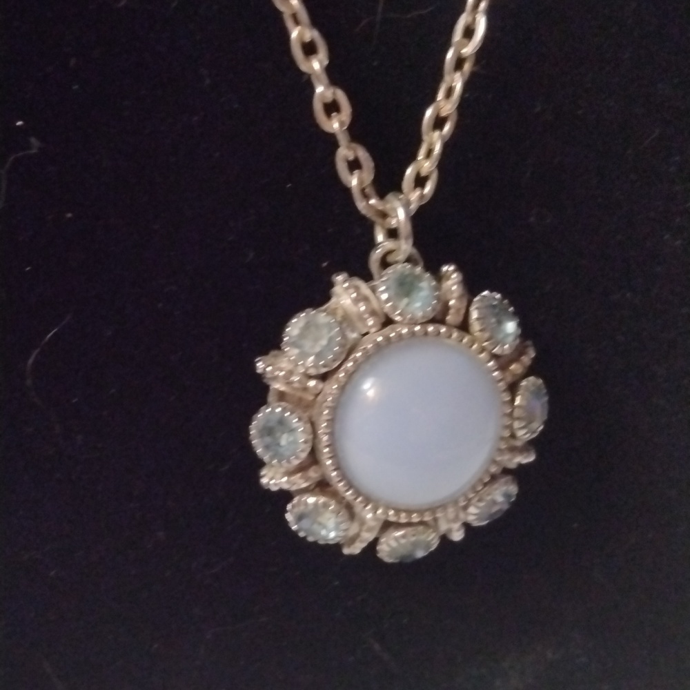 Vintage Avon necklace blue and silver tone 24" (sku 1078)